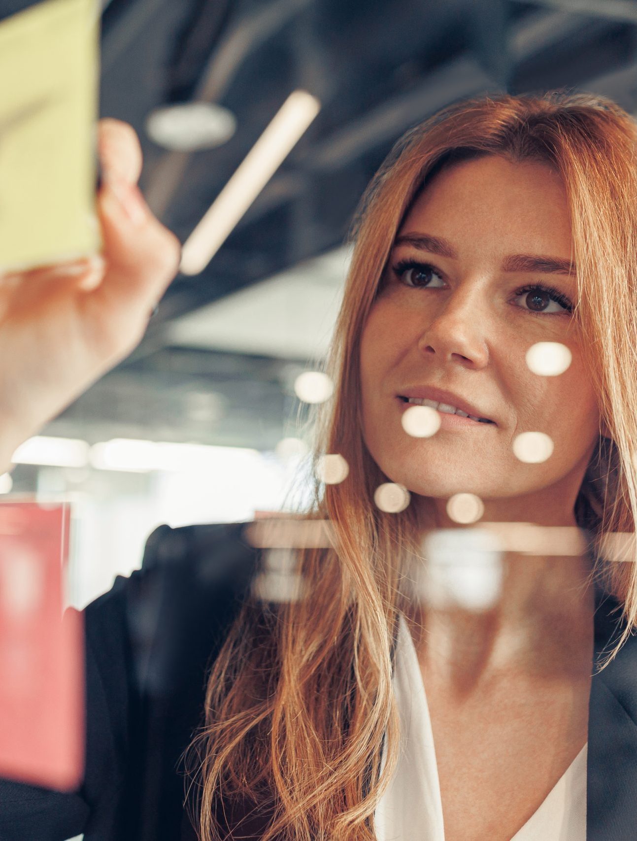 dame skriver på post-it