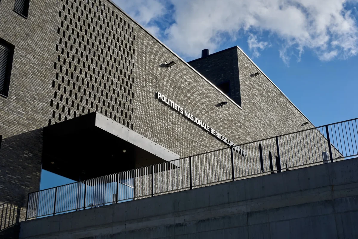 Fasade av Politiets nasjonale beredskapssenter på Taraldrud, bygget for Justis- og beredskapsdepartementet, levert med effektiv prosjektledelse fra Metier.