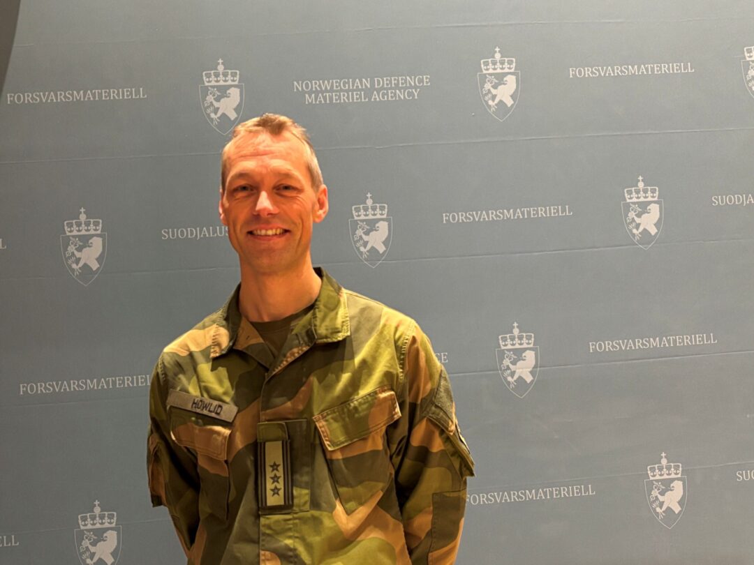 berst Tor Magne Howlid fra Forsvarsmateriell IKT smiler foran en bakgrunn med Forsvarsmateriells logo.
