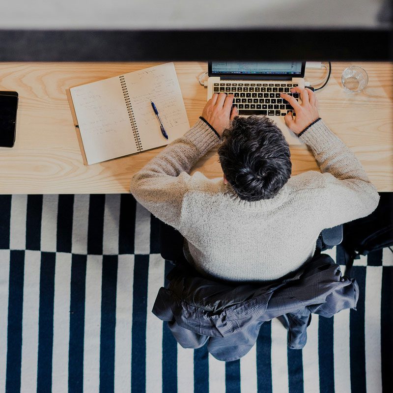 mann som jobber på PCen med et prosjekt og bruker AI