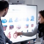 Prosjektledere i Kongsberg Maritime deltar på kurs og diskuterer tekniske moduler foran en skjerm under opplæring i power skills.